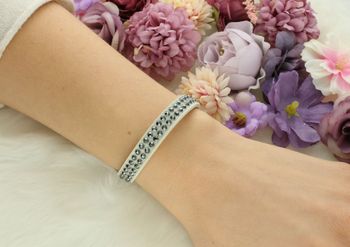 Bransoletka Spark biała z czarnymi kryształkami Swarovski BTEX2WJ. Bransoletka ślubna. Bransoletka damska na prezent. Biała bransoletka damska. Bransoletka alcantara.3.jpg