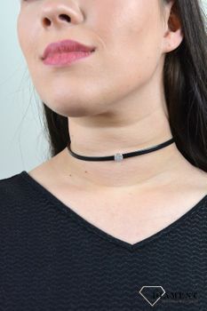 Naszyjnik typu choker ozdobne kółko z cyrkoniami DIA-NSZ-4350-925.  Naszyjnik posiada ozdobną zawieszkę wykonaną z najwyższej jakości srebra typu 925 (1).JPG