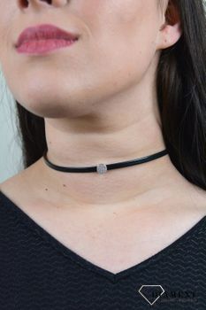 Naszyjnik typu choker ozdobne kółko z cyrkoniami DIA-NSZ-4350-925.  Naszyjnik posiada ozdobną zawieszkę wykonaną z najwyższej jakości srebra typu 925 (2).JPG