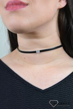 Naszyjnik typu choker ozdobne kółko z cyrkoniami DIA-NSZ-4350-925.  Naszyjnik posiada ozdobną zawieszkę wykonaną z najwyższej jakości srebra typu 925 (3).JPG