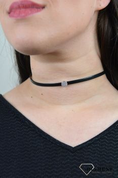 Naszyjnik typu choker ozdobne kółko z cyrkoniami DIA-NSZ-4350-925.  Naszyjnik posiada ozdobną zawieszkę wykonaną z najwyższej jakości srebra typu 925 (4).JPG