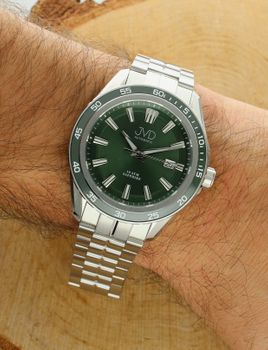 Zegarek męski JVD JE1013.3 na bransolecie automatic. Zegarek męski na bransolecie JE1013.3, posiada mechanizm mechaniczny wyposażony dodatkowo w 1.jpg