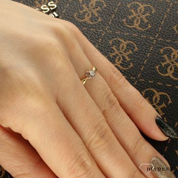 Złoty pierścionek z Diamentem oprawionym w białe złoto 60023055.jpg