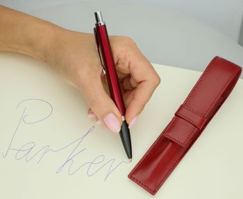 Zestaw Prezentowy Parker Długopis Urban Vibrant Magenta CT S0822320 i skórzane etui do długopisu S0822320. Długopis Parker na prezent (2).jpg